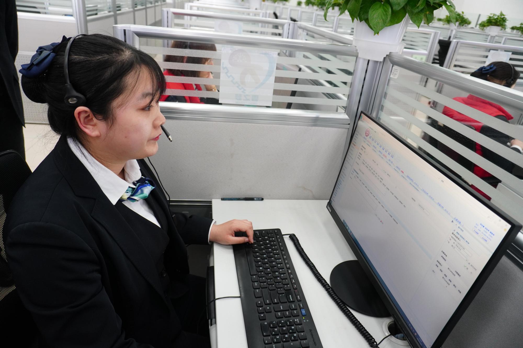 最多一天接500多个电话,北京12306接线员值守归乡路