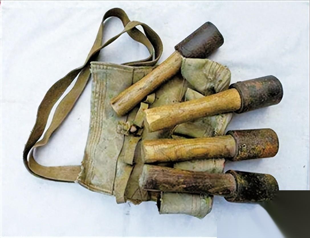 手榴弹的使用最初是因为炮兵火力不足,红军战士在攻坚阶段面临重重