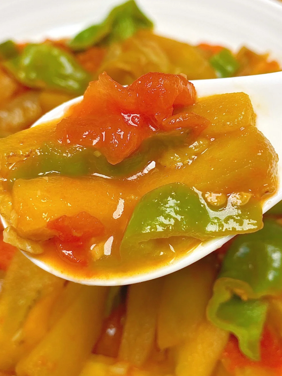 冬天来了,一道下饭神器——西红柿尖椒炒茄丝,让你吃得满足又暖和!