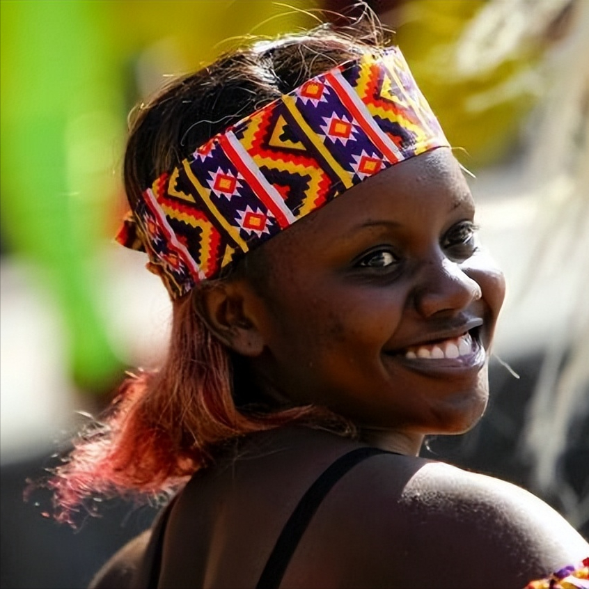 1994年,出生于非洲尼日利亚的阿丹玛性格开朗,热爱跳舞,每一天总是