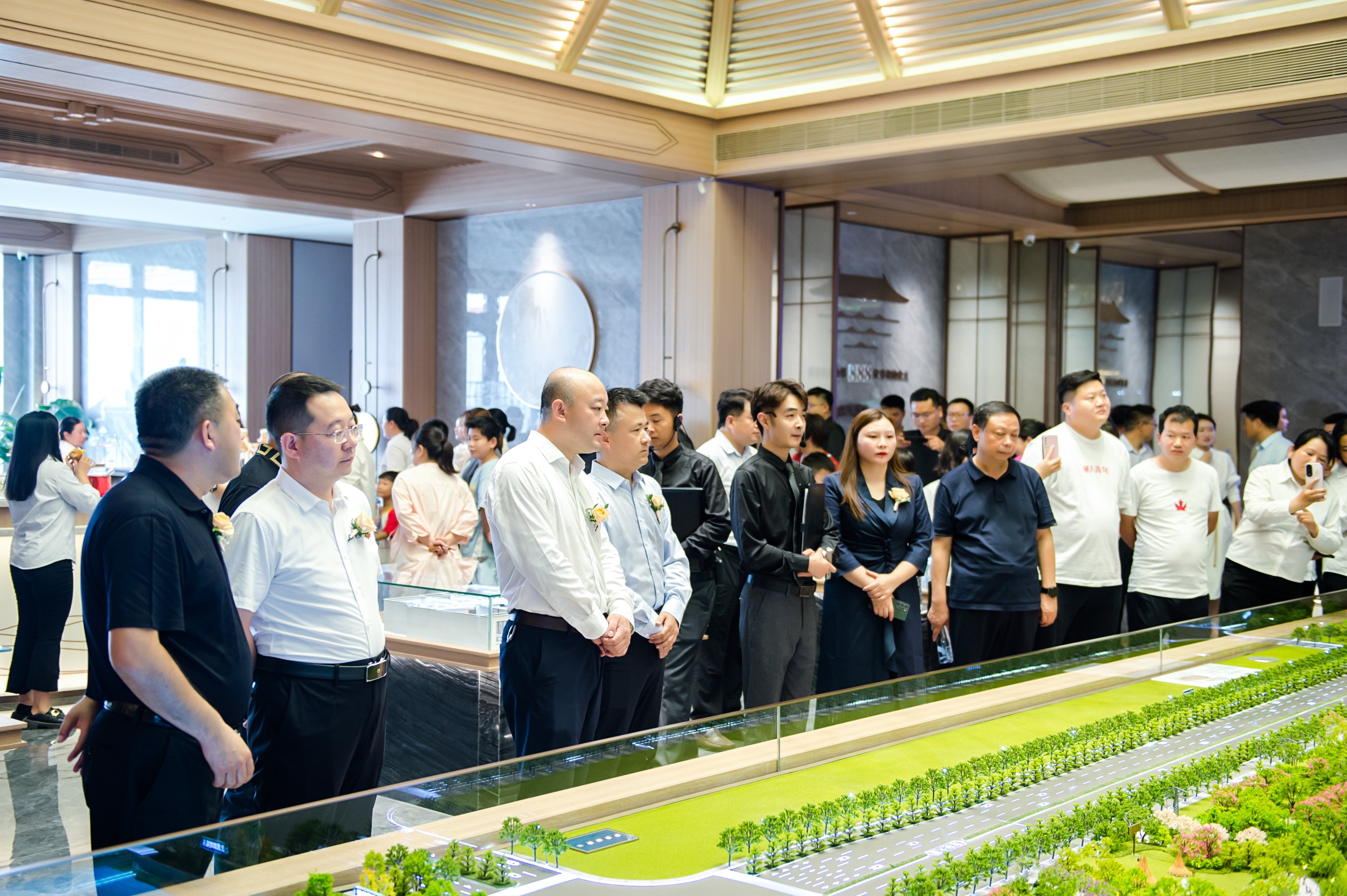 建业泓森·滨河珑府营销中心开放,南阳开卷人居新时代!