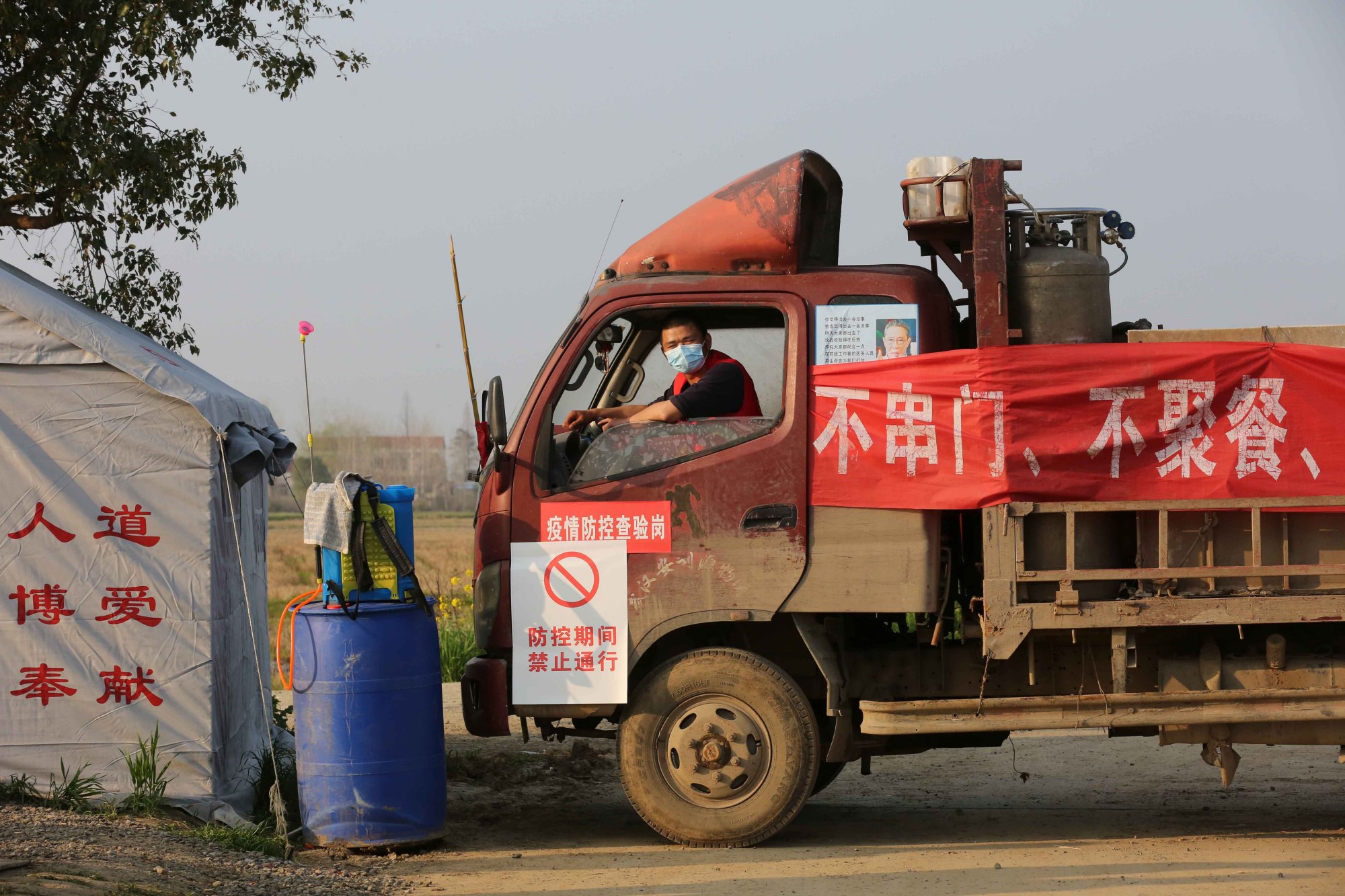 湖北摄协:你不是一个人在战斗—疫情守村人