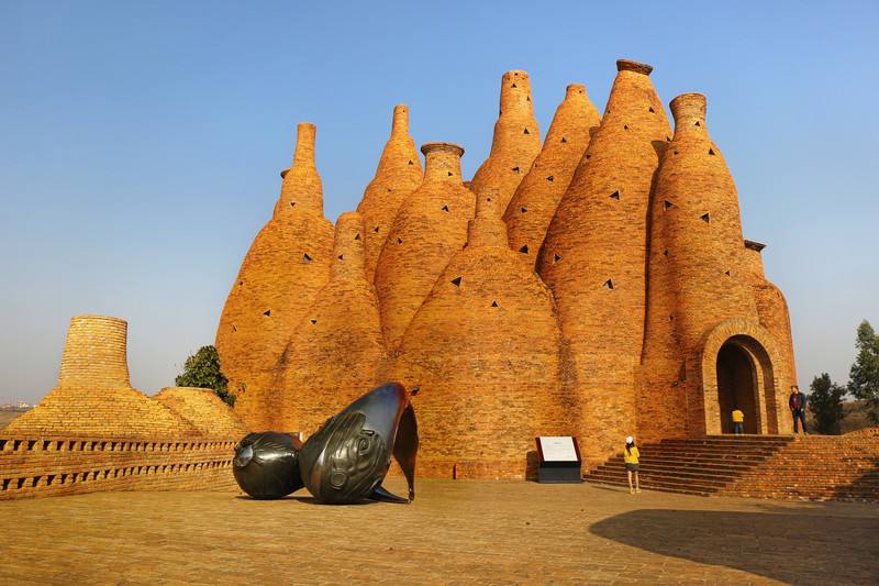 云南最奇葩的建筑,里面建筑全部是酒瓶子,是艺术家们的天堂