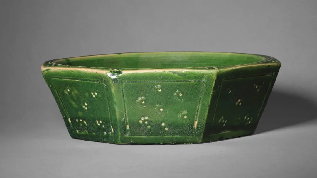 lot0113 明 吉州窑绿釉八方佛前贡器 h6.5cm 估价:100,000—160,000