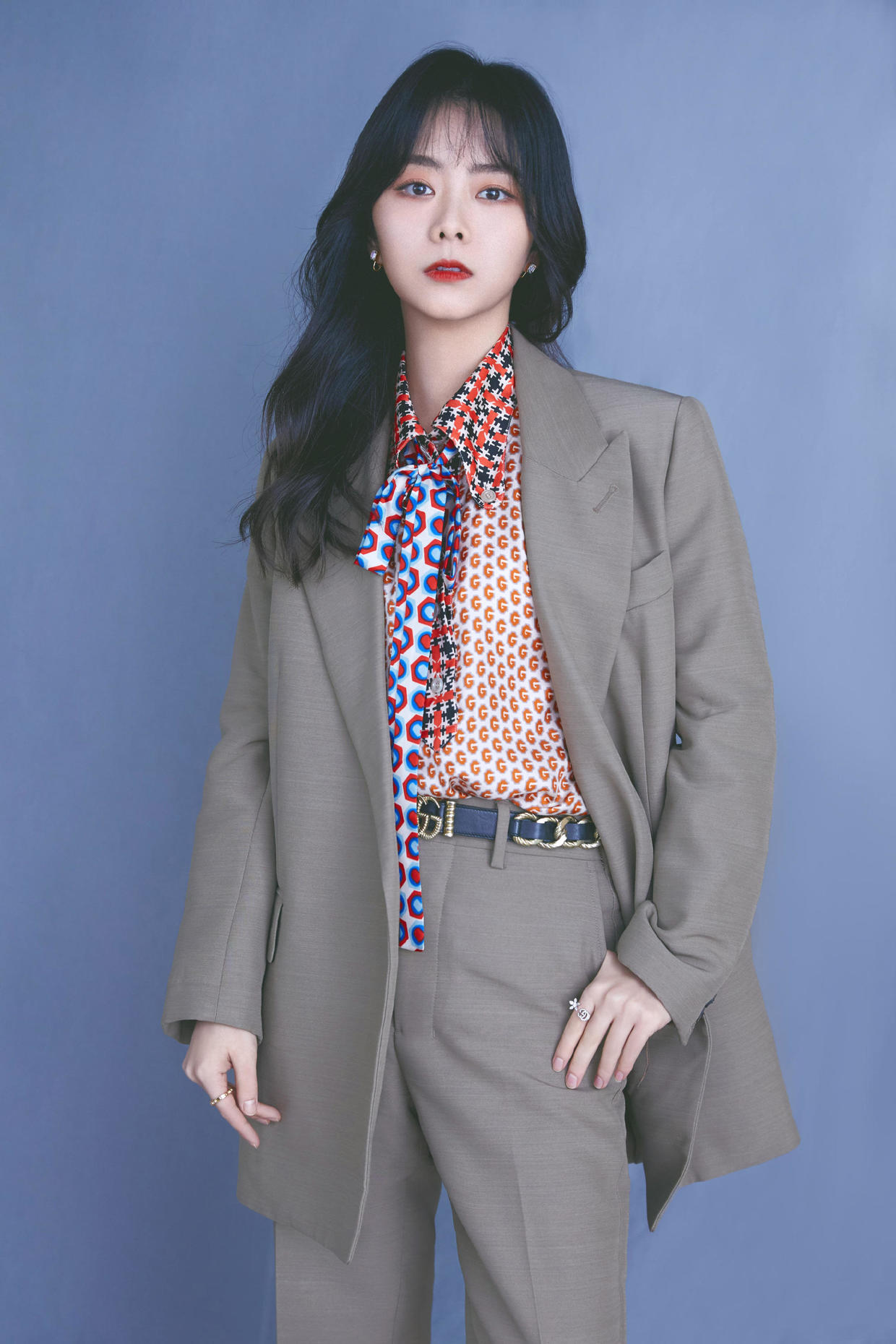 小个子谭松韵气场全开,西装套装打造霸气一面,职场风造型更利落