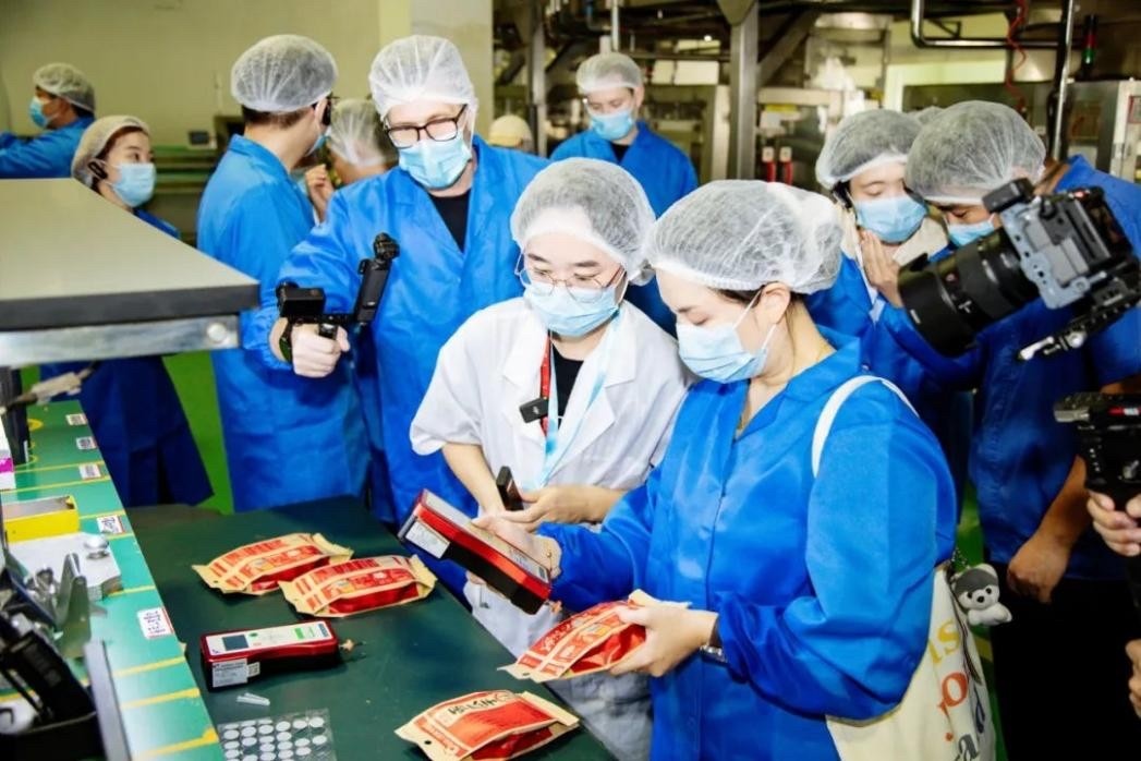 海外7国大v疯狂打call洽洽透明工厂,探寻小坚果背后的生产黑科技