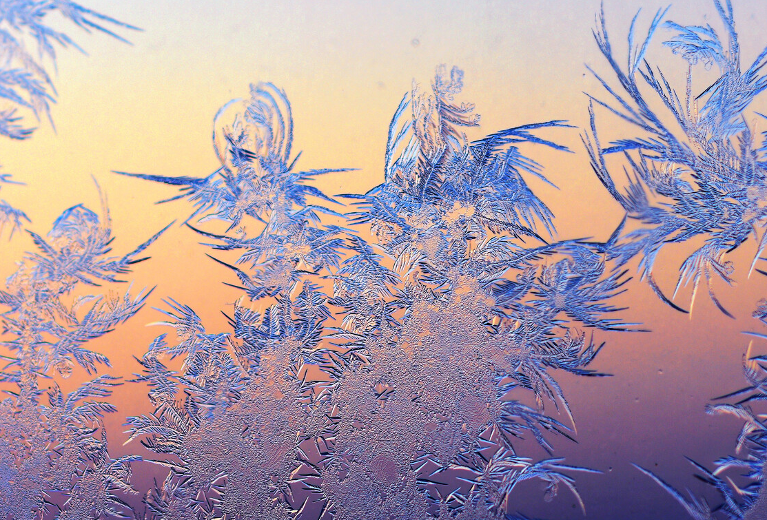 冬天的早晨,窗户上为什么会有美丽的冰花?