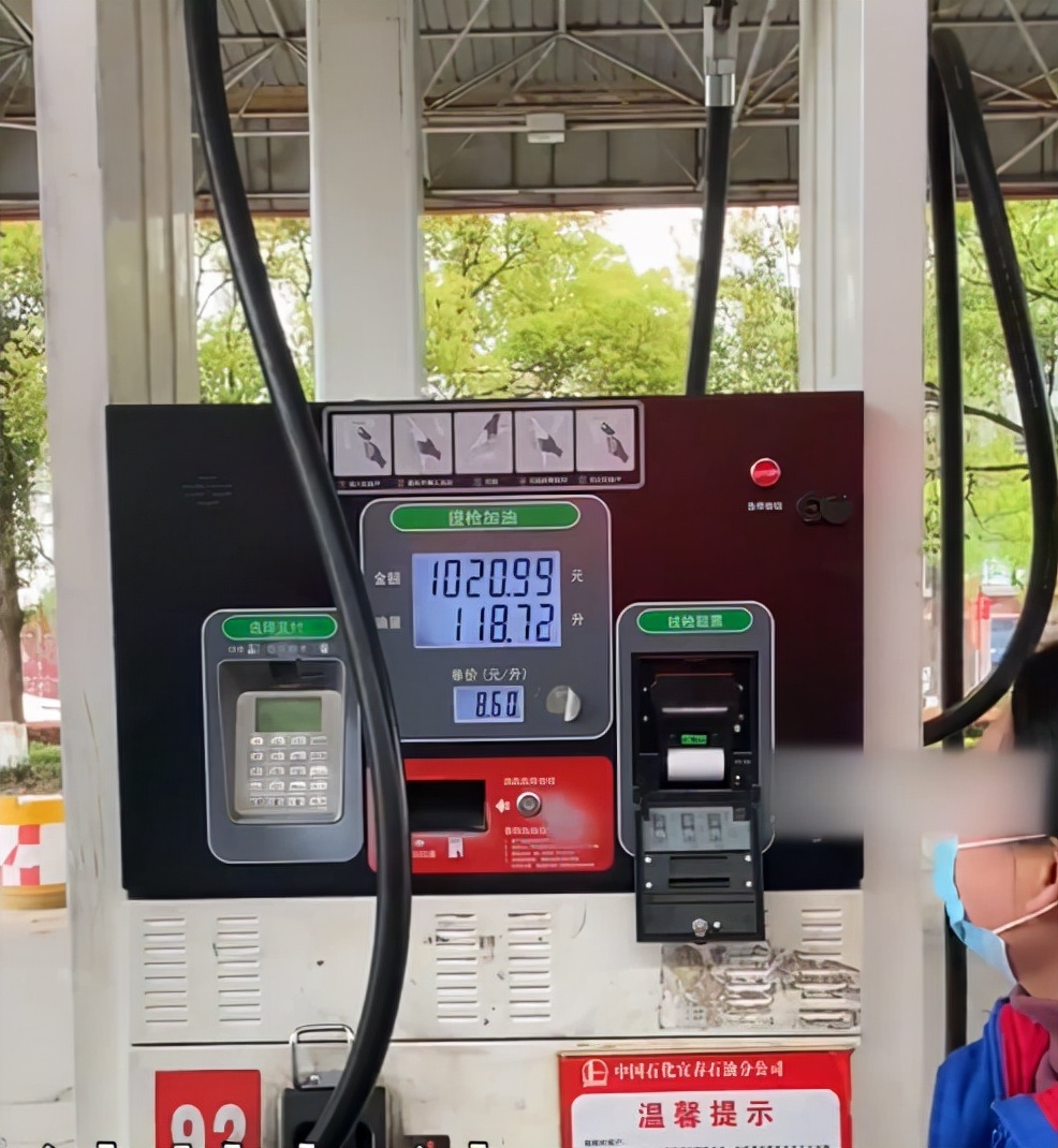 油价上涨,江西小伙92加满超1000元打破记录,加油大姐一操作亮了