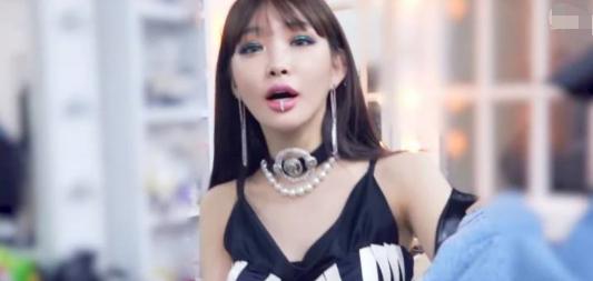 金请夏近照惹争议,整容加丰唇?网友:变化太大