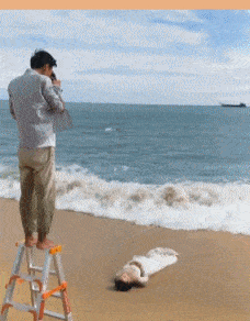 搞笑gif:估计鱼是嫌水里太闷了,出来凉快凉快,哈哈哈哈哈