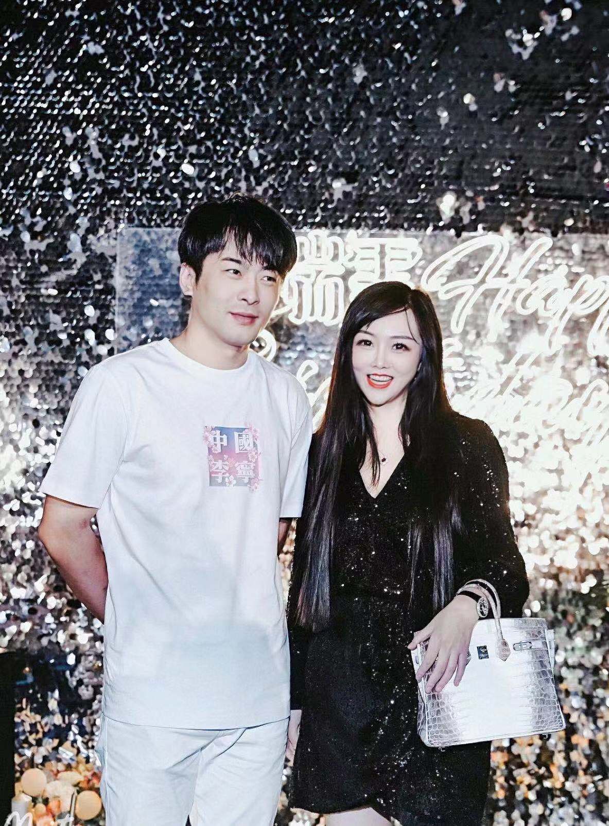 八卦主播直言辛巴胜在团队,个人素质不行;王小国向方丈表忠心