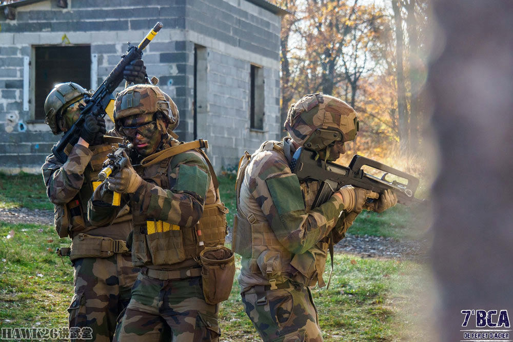 法国新兵城市战术训练 新旧两款标准步枪同框 获得初级军事证书