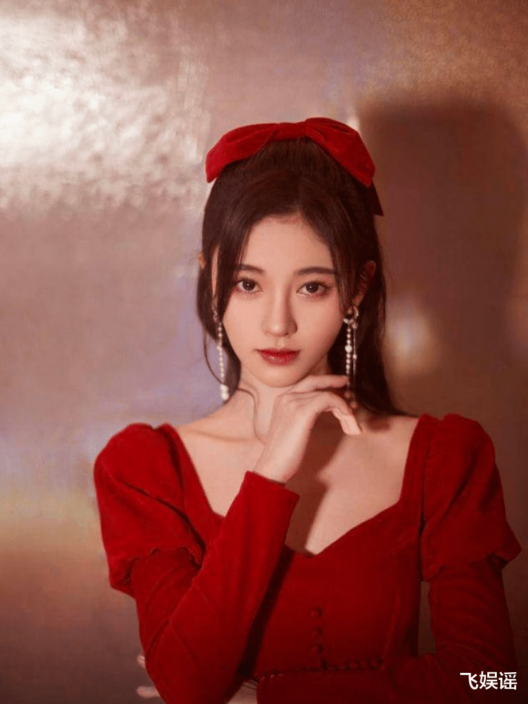 鞠婧祎黑发红唇,港风复古美人立现