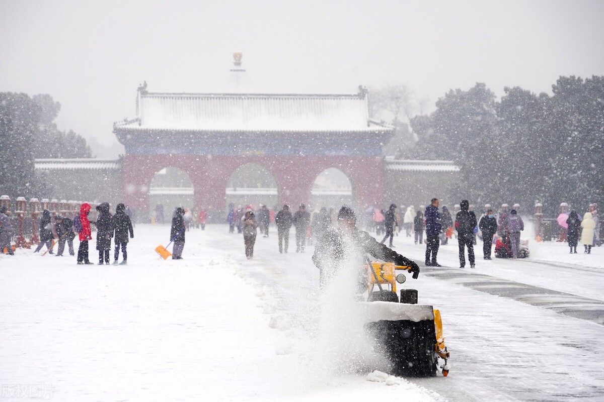 北京降下鹅毛大雪 天坛雪中银装素裹美如画