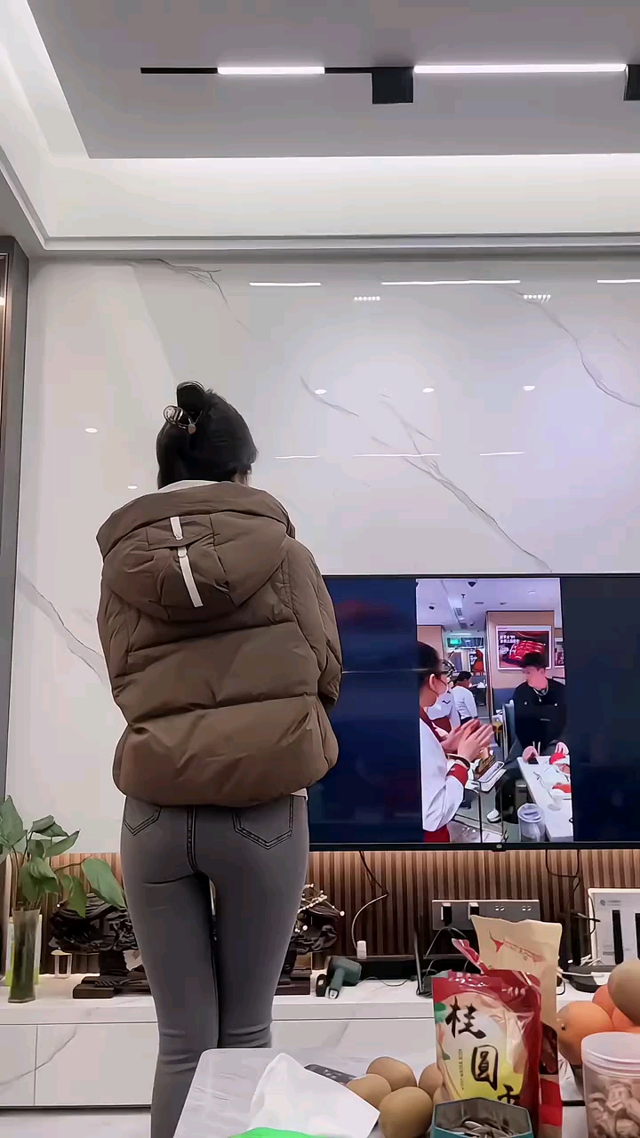 小姐姐睡不着,起来跳舞了