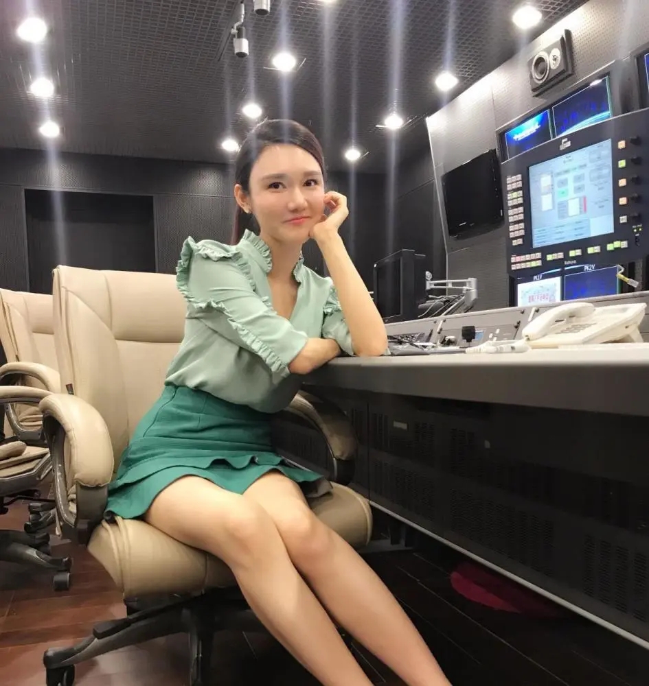 龙洋:湖南郴州走出的央视著名主播,男友在雾中迷路了