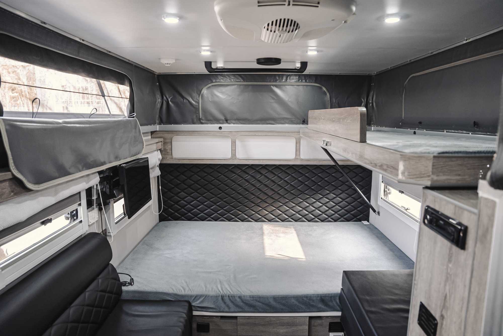 带升顶的越野拖挂房车内饰温馨,black series hq12越野拖挂房车