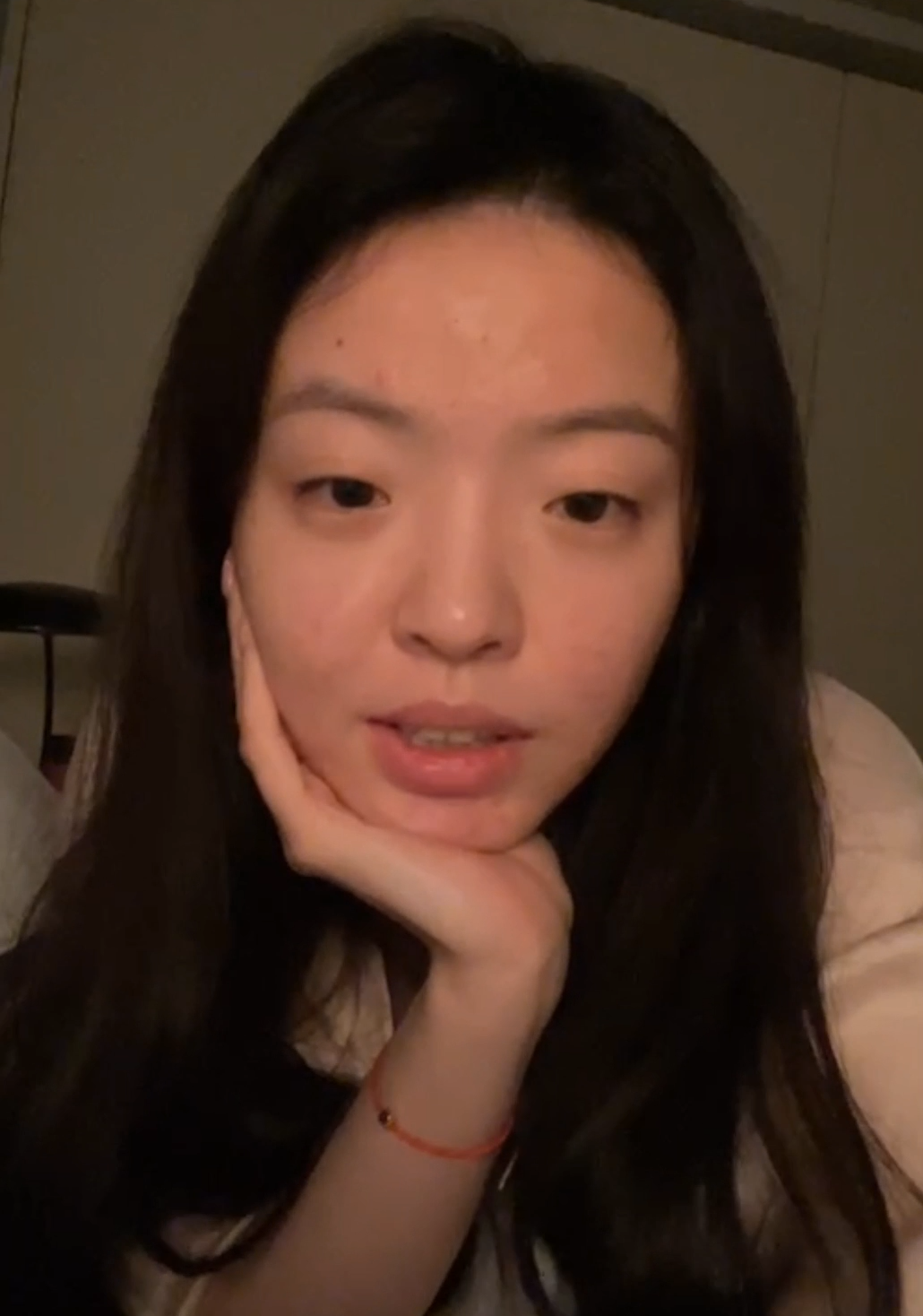 华谊千金王文也素颜直播,获赞"妈生脸",透露弟弟在英国读书