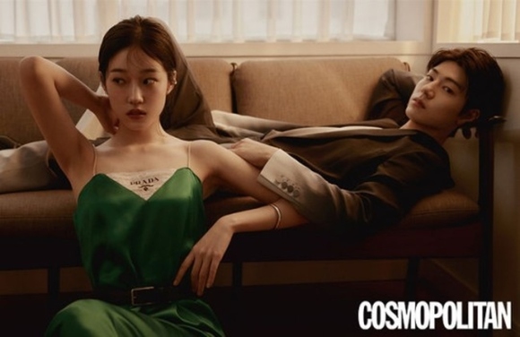 卢允瑞裴贤成拍情侣写真 韩国时尚杂志《Cosmopolitan 》最新一期摘录