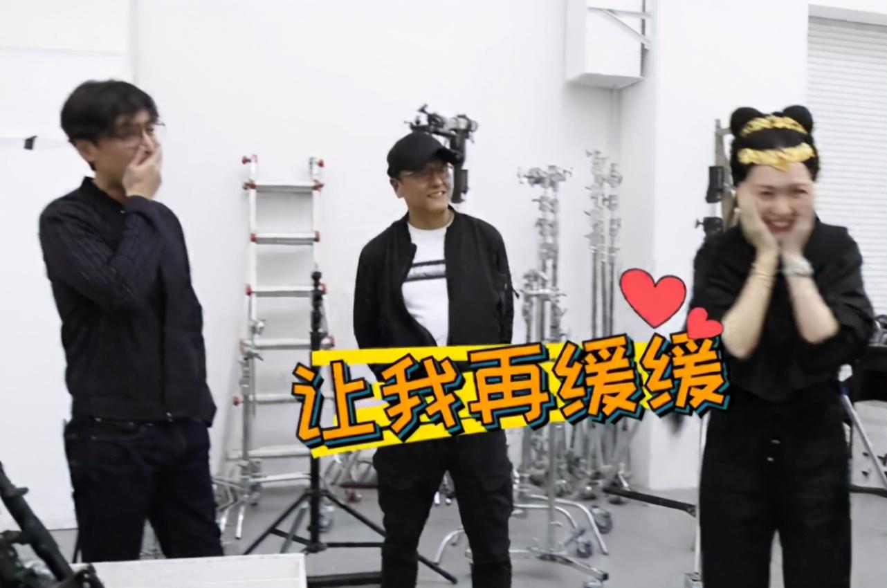 胡歌探班《燕云台》花絮超甜!唐嫣捧脸娇羞似少女,胡歌一脸宠溺