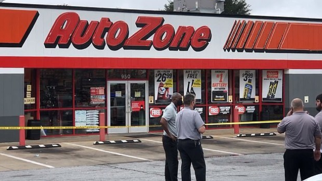 |白宫外数百名示威者发起抗议，浓烟弥漫暴力升级