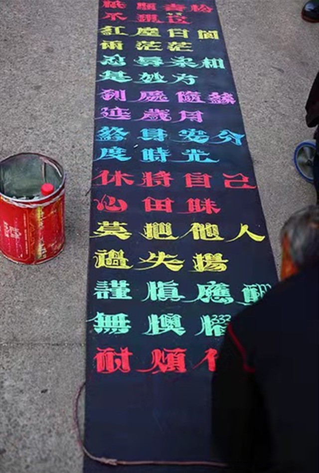 从乞丐到千万富翁,街头卖艺10年,"粉笔哥"崔显仁是怎坚持的?