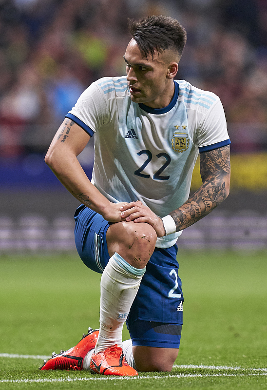 卡瓦尼自荐巴萨,代替苏亚雷斯出任巴萨中锋