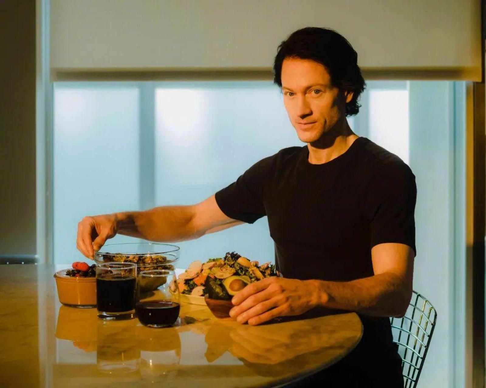 美国亿万富翁为重返18岁,花千万保养,拿17岁儿子血浆全身换血