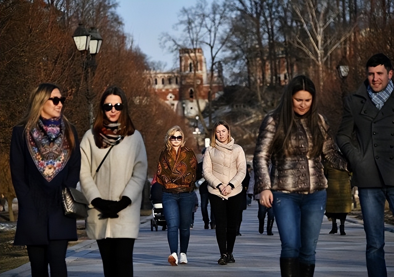 抓以色列人!上万俄罗斯人围堵以色列航班,满机场抓"犹太难民"