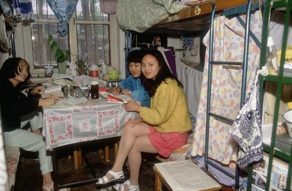 80年代女大学生宿舍穿丝袜,街头热恋的情侣,用图片看历史