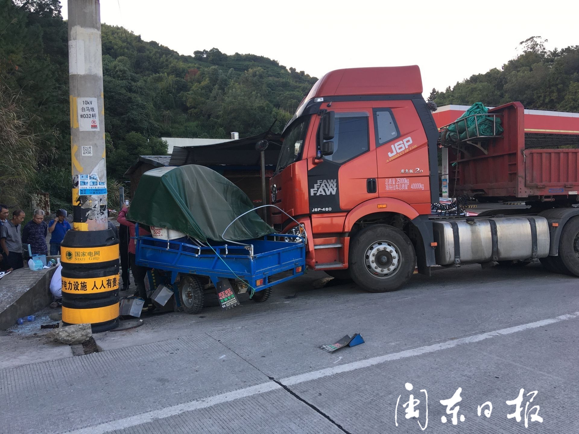 悲剧!无牌电动三轮车撞上大货车,车主死亡