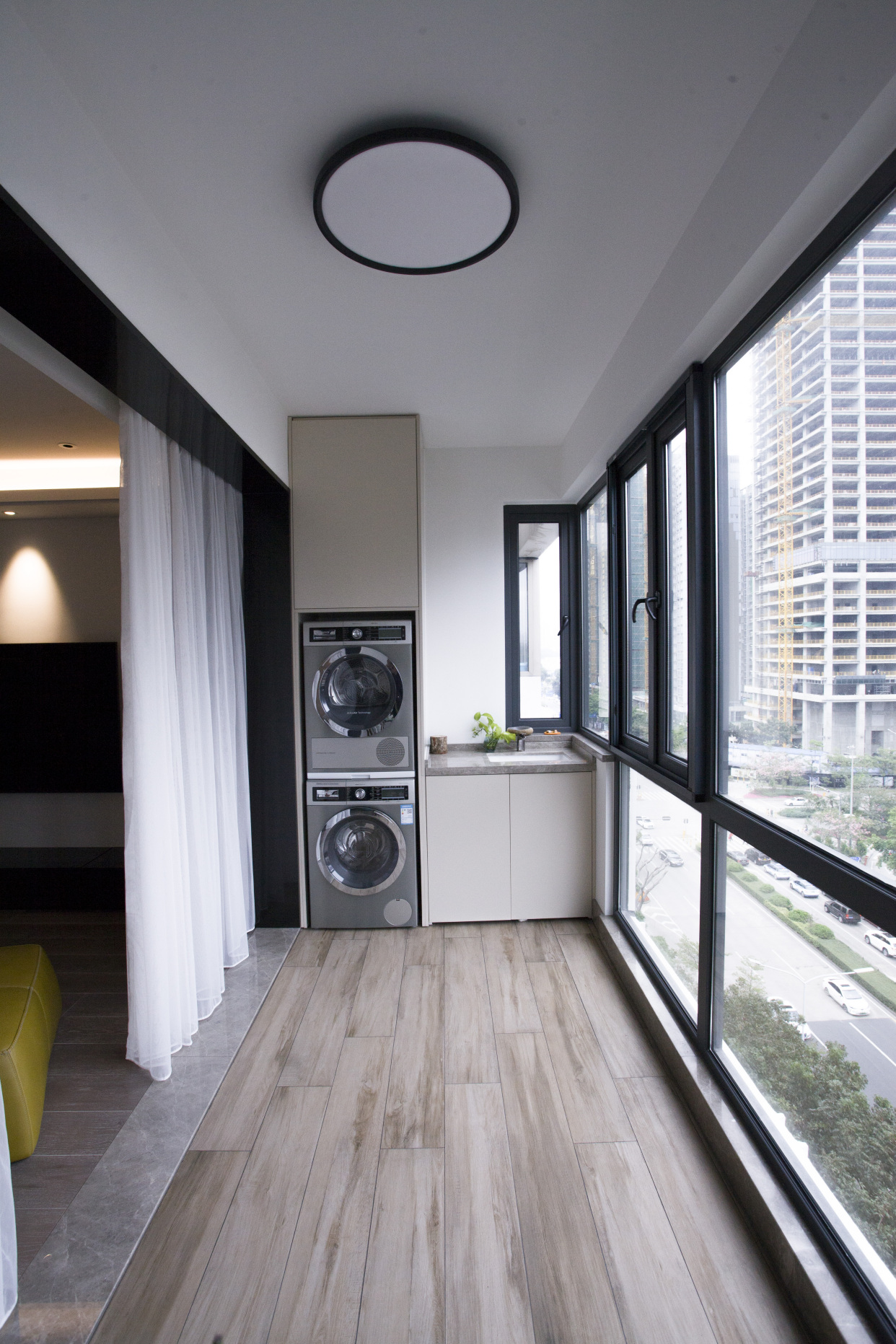 阳台地面贴瓷砖还是铺木地板好?别选错了