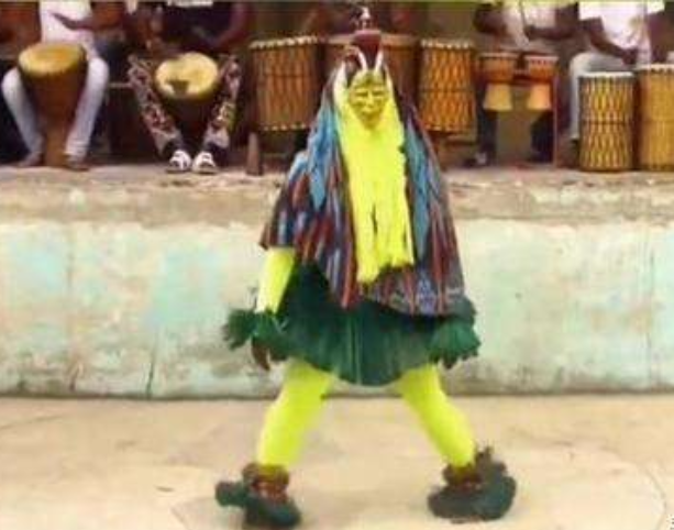 非洲舞王的"烫脚舞",两腿抖动如马达,灵感竟是来源于一只鸡