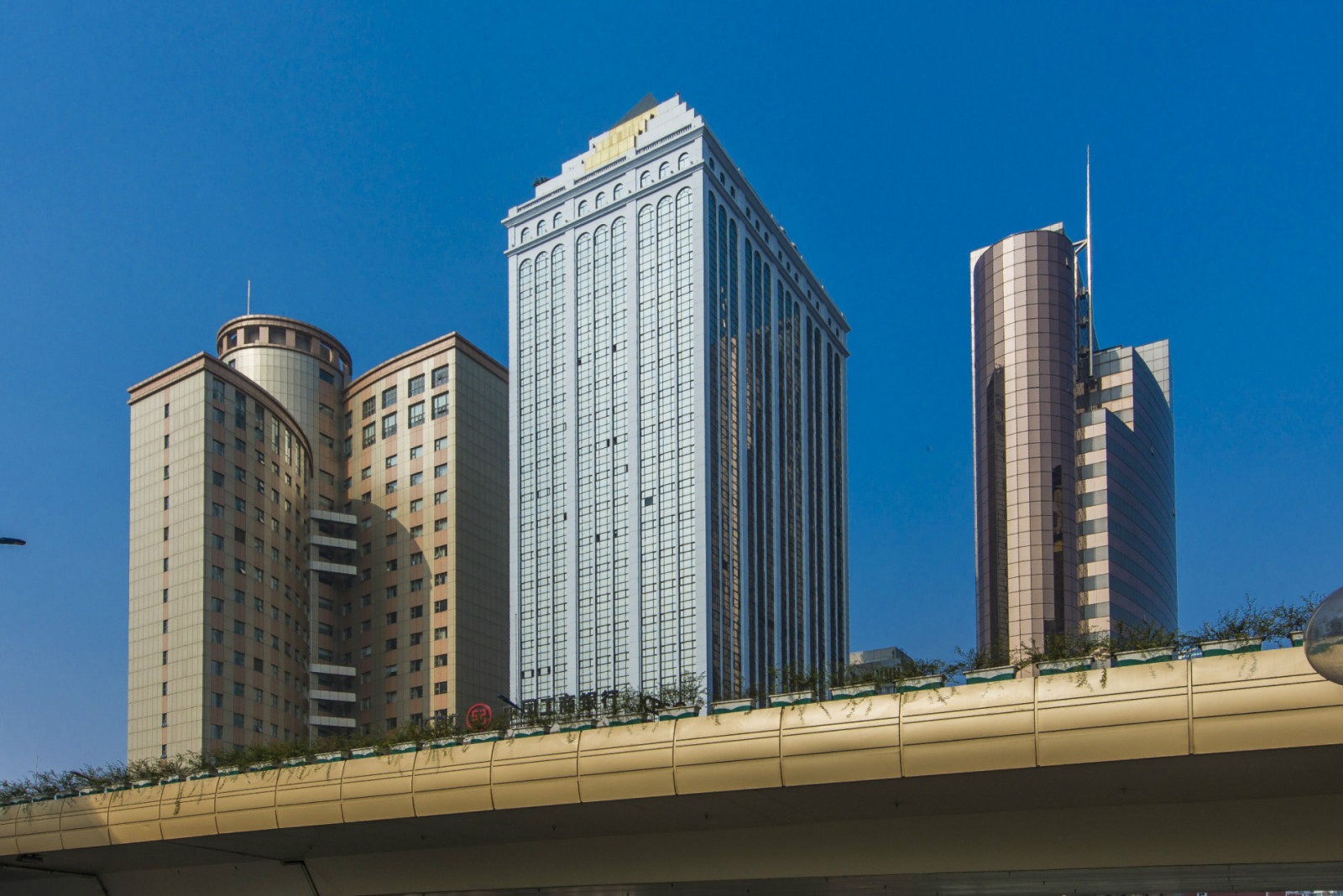 申亚金融广场:上海江苏路黄金地段的优质写字楼