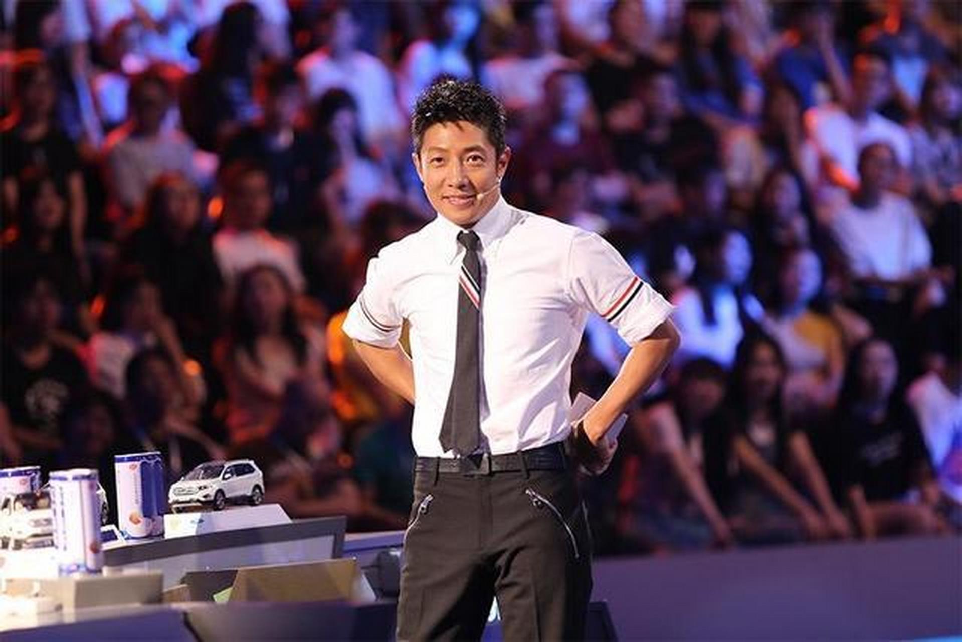 作为著名的篮球运动员和央视主持人,撒贝宁不仅