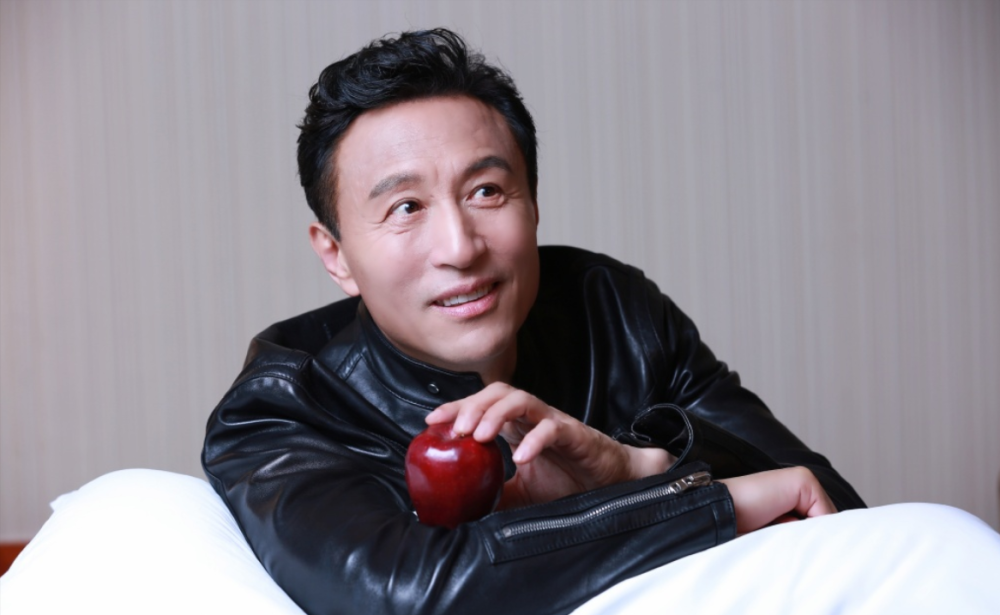 胡歌恩师王洛勇:百老汇华裔第一人,与妻子恩爱40载,零绯闻