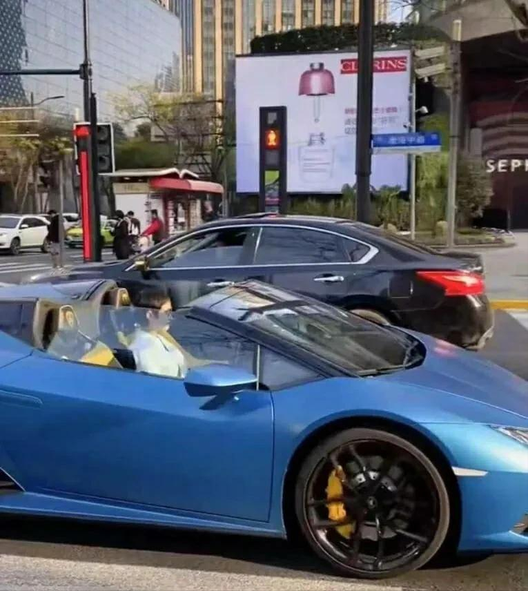 "娘娘"孙俪开着兰博基尼逛街,短发墨镜实属拉风,太帅了!