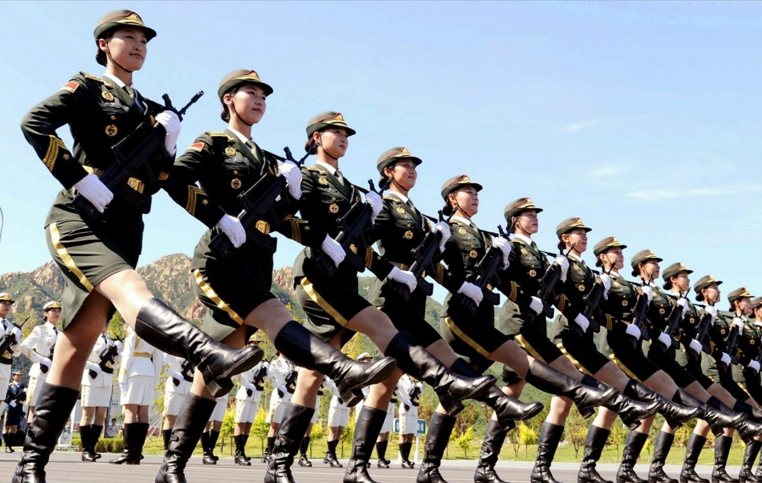 阅兵式上,女兵为什么一定要穿"丝袜"?3点原因不仅是为了好看