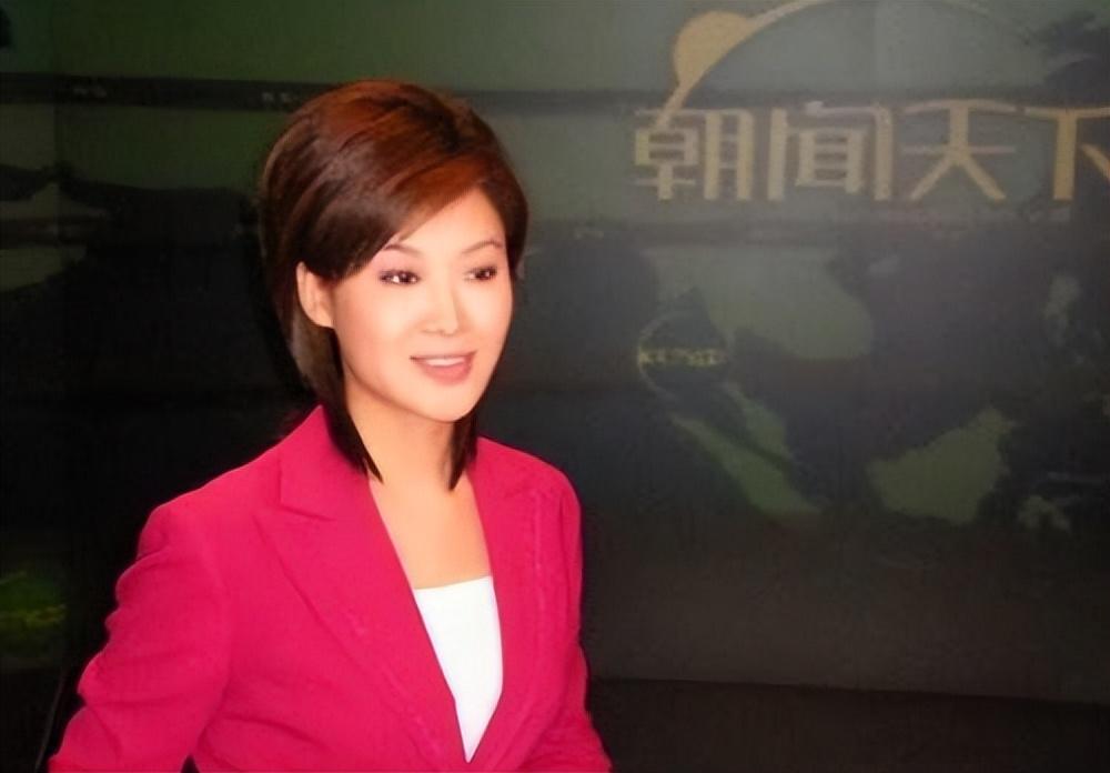 作为一名新闻主播,郑丽的职业生涯充满了坎坷和挑战