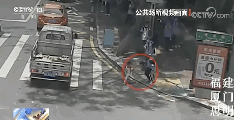 热点厦门一3岁男孩偷跑出门,遇到了5名“天使小姐姐”,警察叔叔也点赞