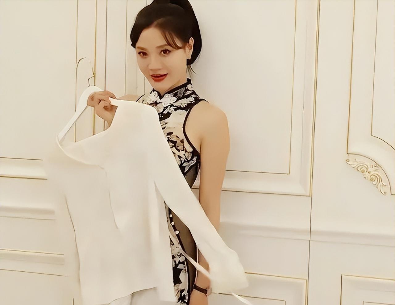 网红唐小玉在展示身材,贴身长裙,关门姿势引起了热议