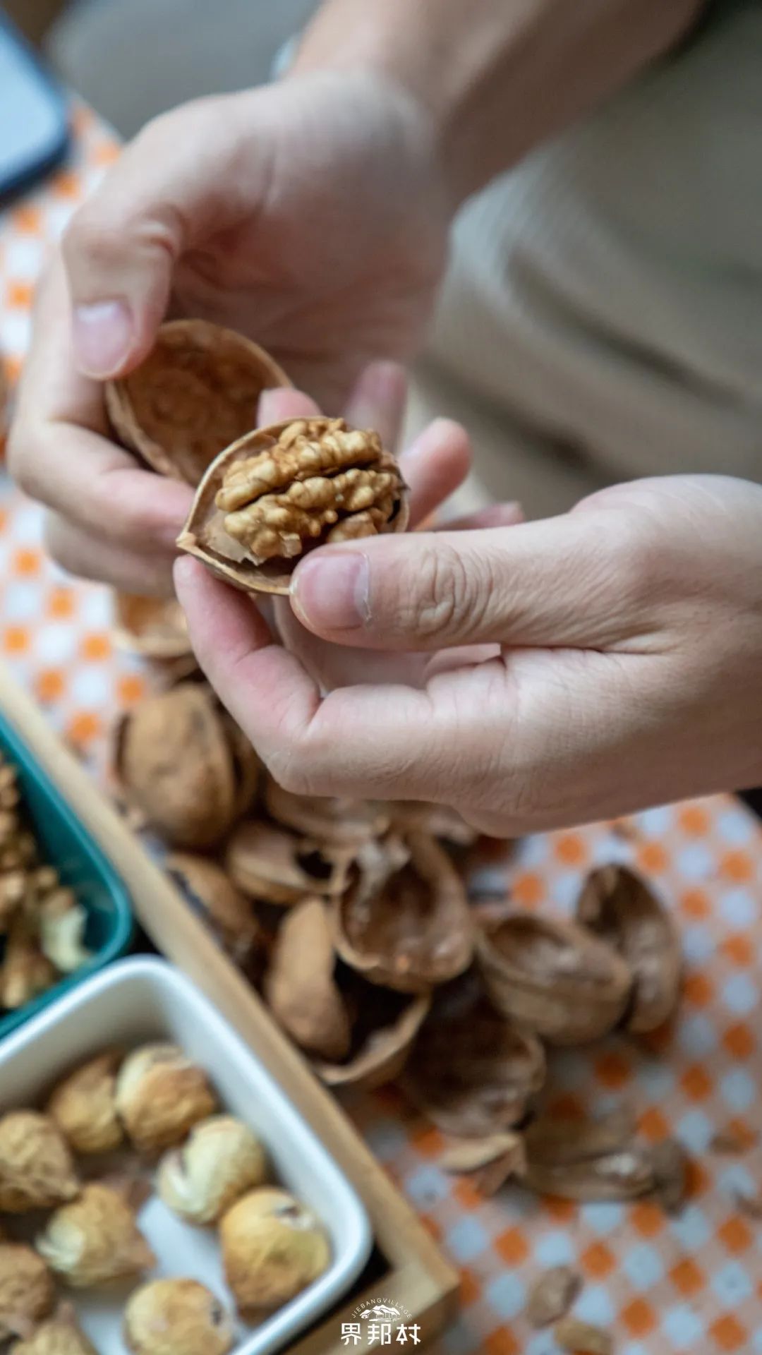 核桃能补脑?我用门夹,钳子撬没弄明白,徒手剥开后都知道了