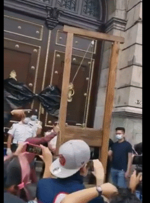 危地马拉示威者焚烧国会大楼,立起断头台 总统发出警告