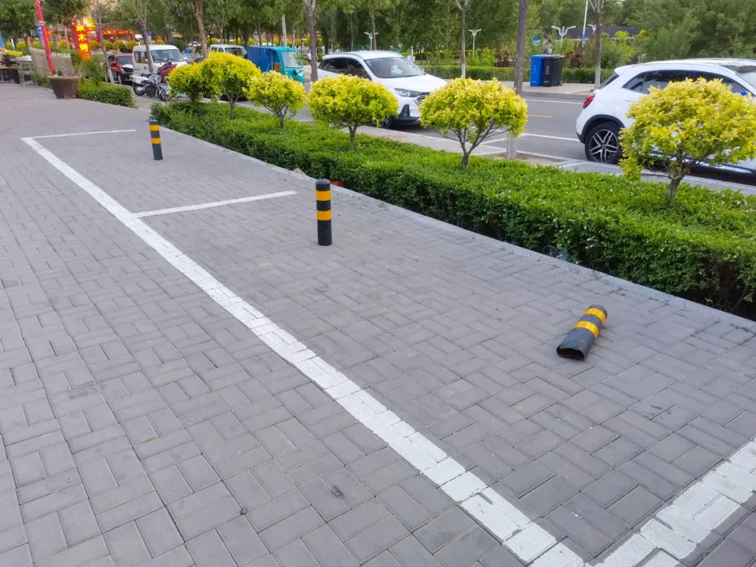 拍友反映:忻州客运西巷佳游贝贝旁人行道停车位设立路障,请问是买下