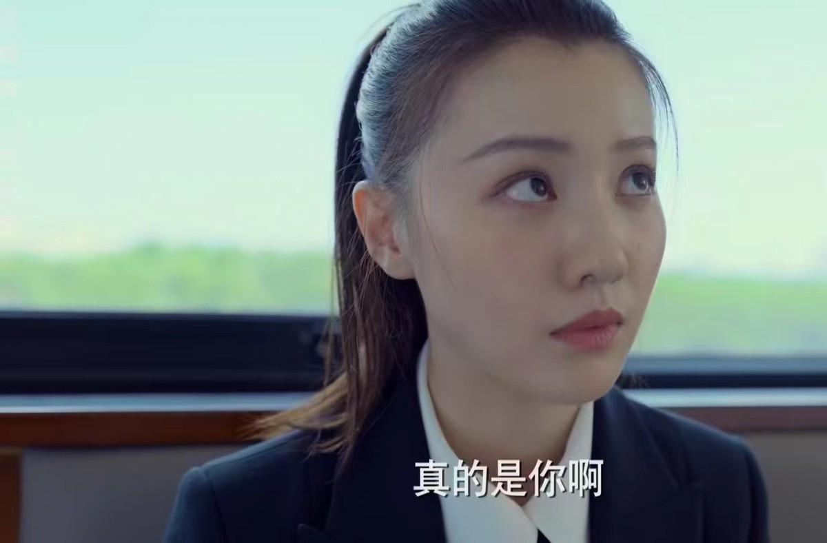 《玫瑰之战》校花美人王鹤润,长着一张马思纯的脸,演技惊鸿一瞥