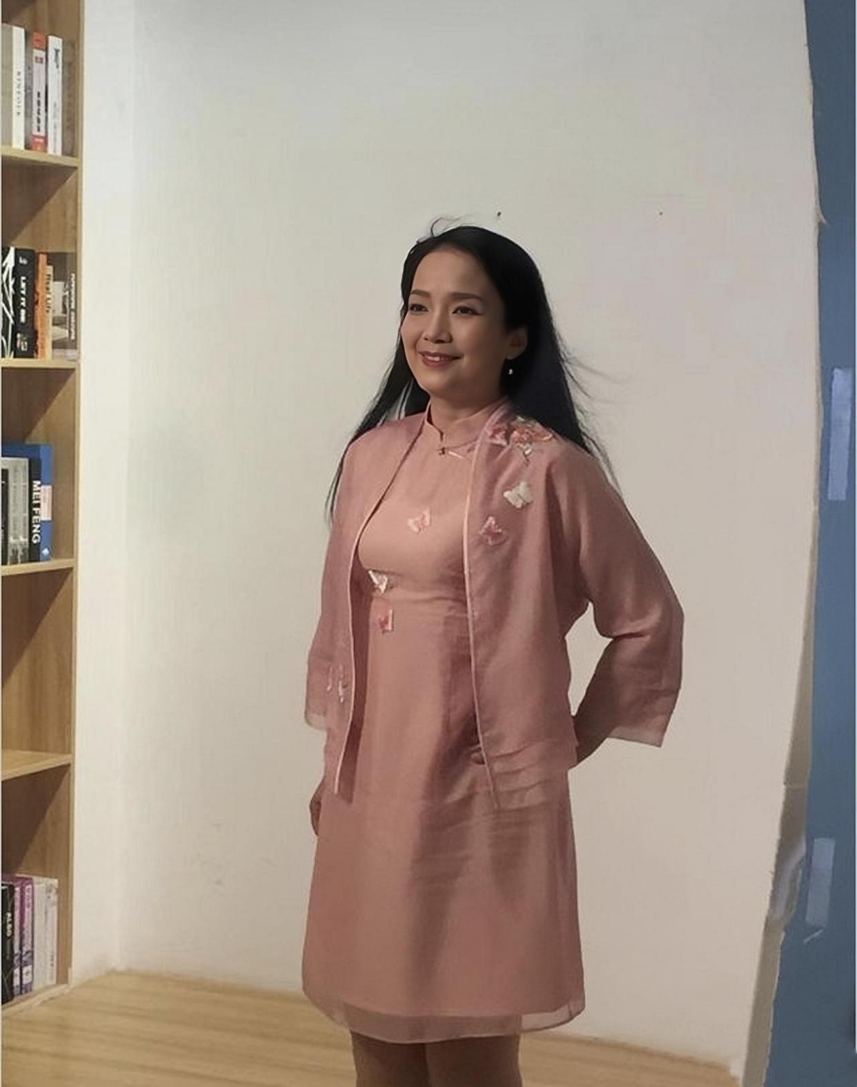 61岁吕丽萍穿花旗袍亮相,却意外暴露"大妈腿",不扮嫩老得真实