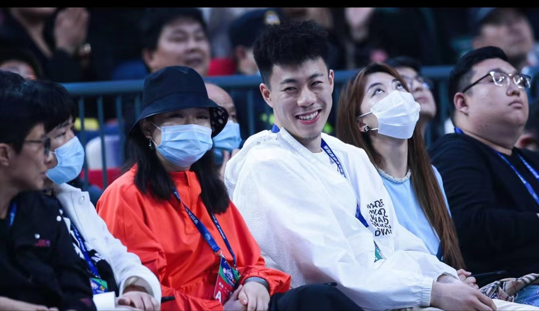 张镇麟高颜值女友!携手亮相全明星,身材高挑,青春靓丽成焦点