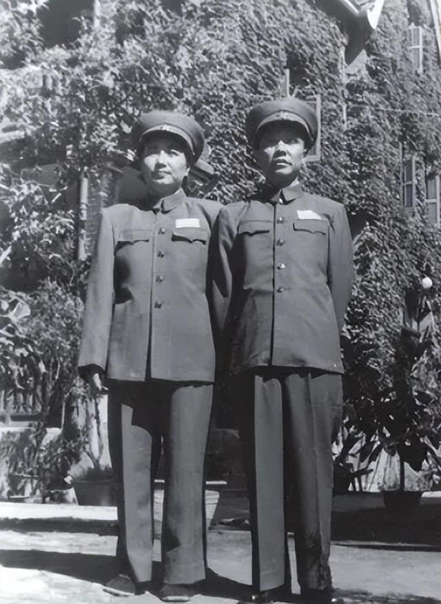 他是红四军军部的首任秘书,1958年却主动离职,儿子是军旅作家