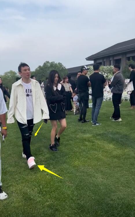 王思聪携神似杨幂的新女友露面,一身装扮再度引争议