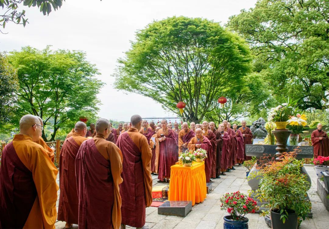 庐山东林寺僧众清明扫塔祭祖